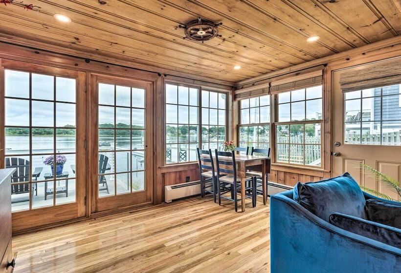 Charming Bristol Cottage W/ Private Beach!