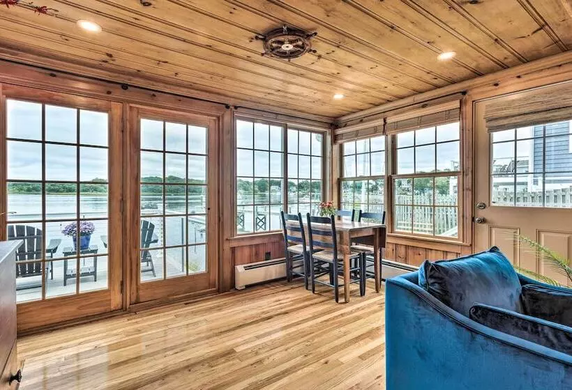 Charming Bristol Cottage W/ Private Beach!