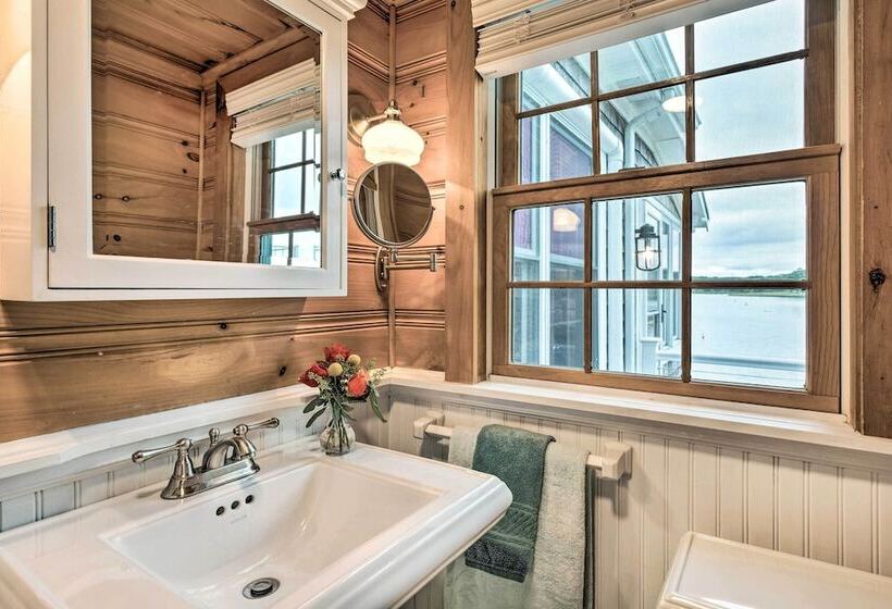 Charming Bristol Cottage W/ Private Beach!