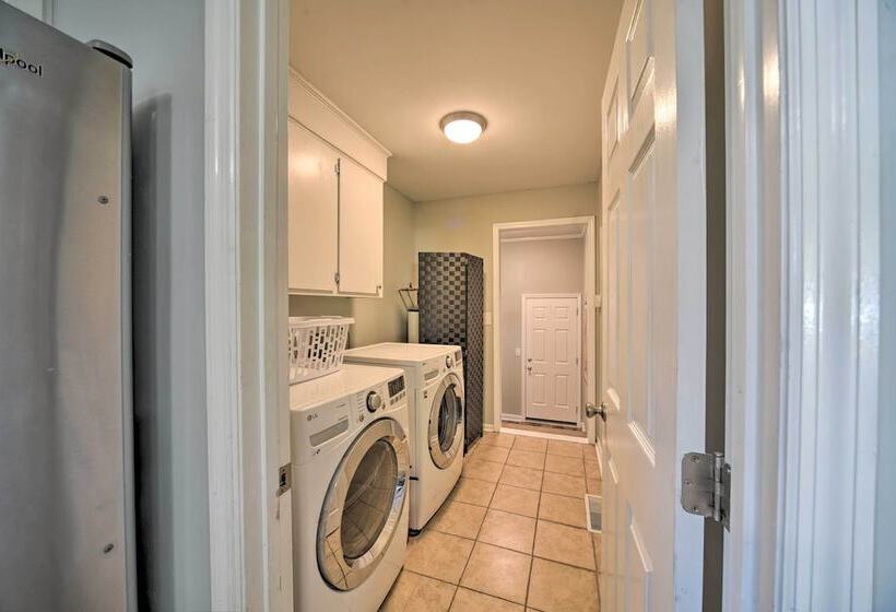 Charming House W/ Patio, 3 1/2 Mi To Beach!