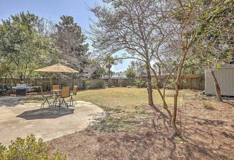 Charming House W/ Patio, 3 1/2 Mi To Beach!