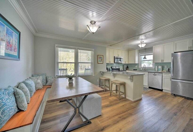 Charming House W/ Patio, 3 1/2 Mi To Beach!