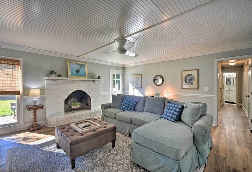 Charming House W/ Patio, 3 1/2 Mi To Beach!