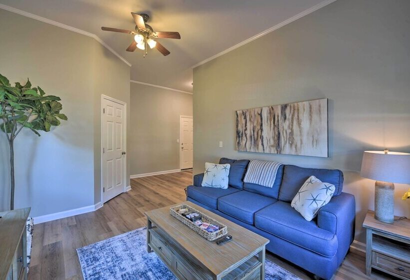 Charming House W/ Patio, 3 1/2 Mi To Beach!