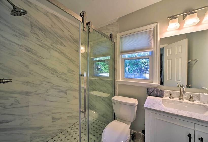 Charming House W/ Patio, 3 1/2 Mi To Beach!