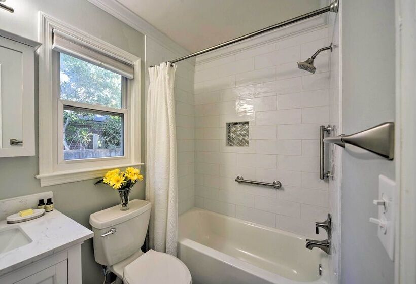 Charming House W/ Patio, 3 1/2 Mi To Beach!