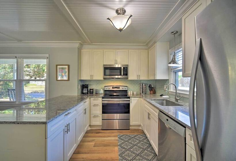 Charming House W/ Patio, 3 1/2 Mi To Beach!