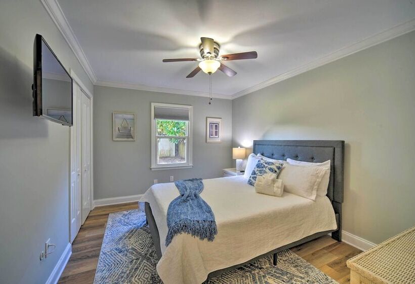 Charming House W/ Patio, 3 1/2 Mi To Beach!