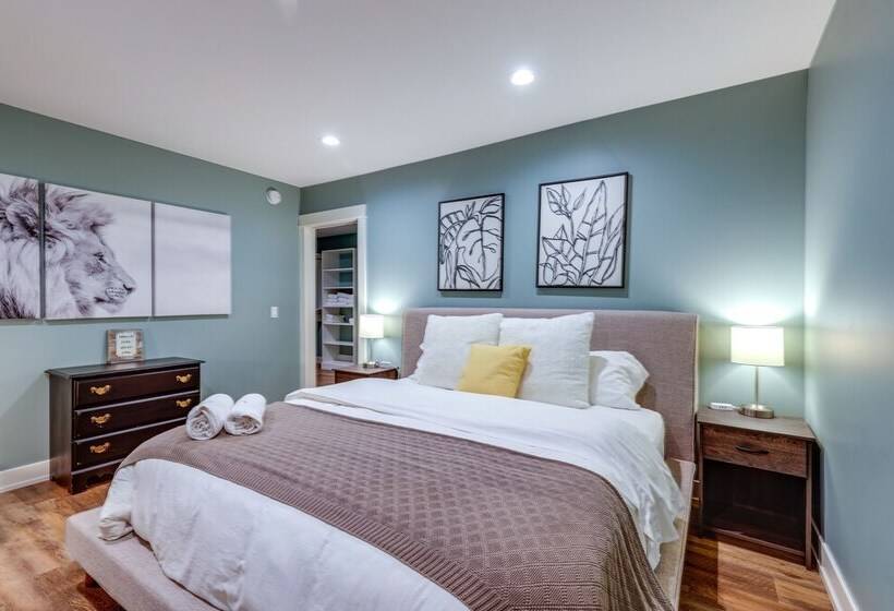 Chic Hideaway W/ Fire Pit < 2 Miles To Beach!