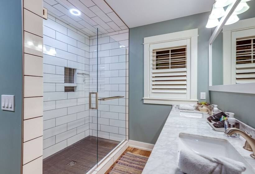 Chic Hideaway W/ Fire Pit < 2 Miles To Beach!