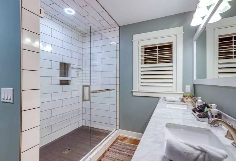 Chic Hideaway W/ Fire Pit < 2 Miles To Beach!