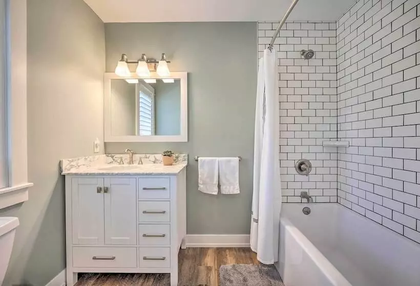 Chic Hideaway W/ Fire Pit < 2 Miles To Beach!