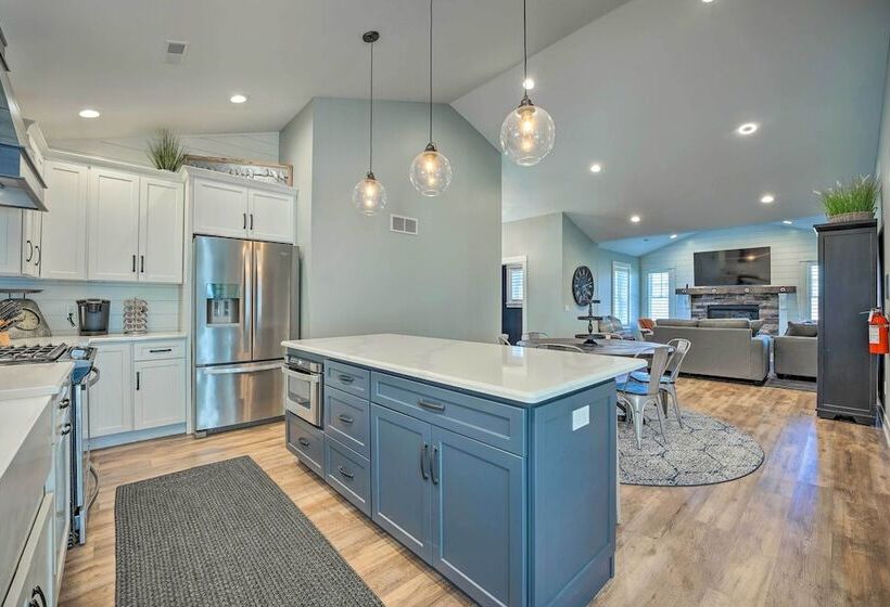 Chic Hideaway W/ Fire Pit < 2 Miles To Beach!