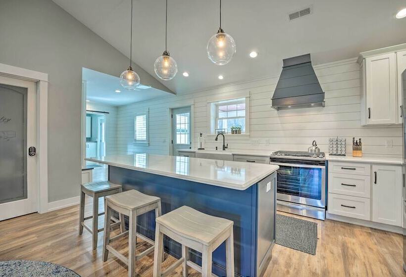 Chic Hideaway W/ Fire Pit < 2 Miles To Beach!