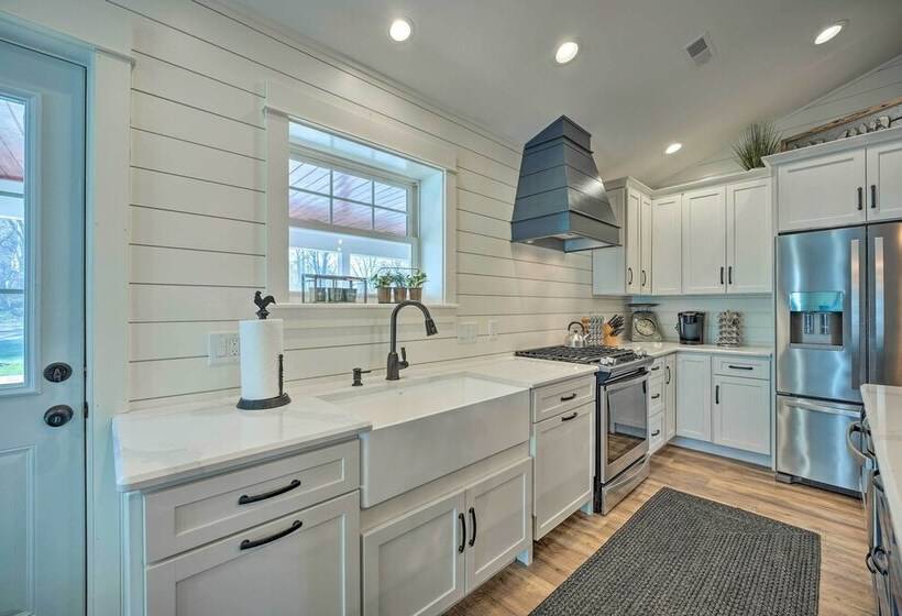 Chic Hideaway W/ Fire Pit < 2 Miles To Beach!