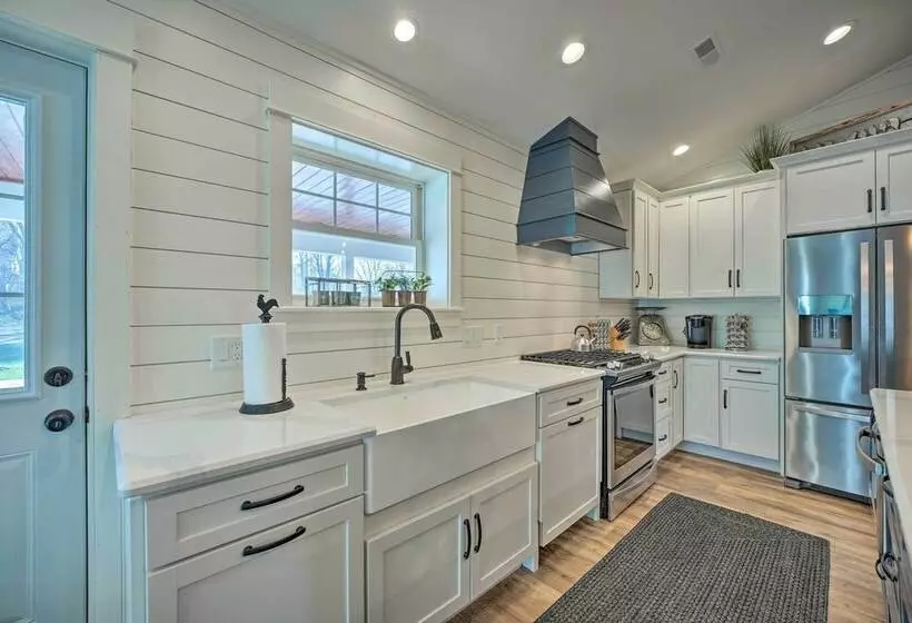 Chic Hideaway W/ Fire Pit < 2 Miles To Beach!