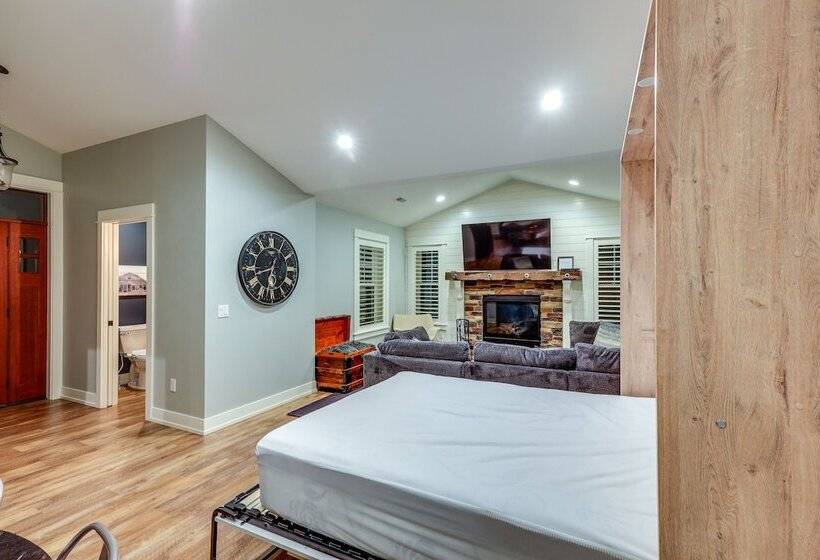 Chic Hideaway W/ Fire Pit < 2 Miles To Beach!