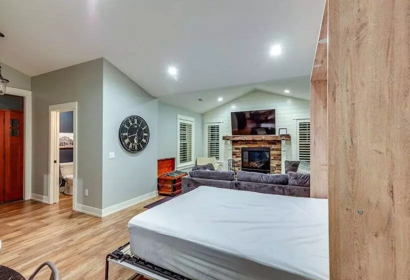 Chic Hideaway W/ Fire Pit < 2 Miles To Beach!