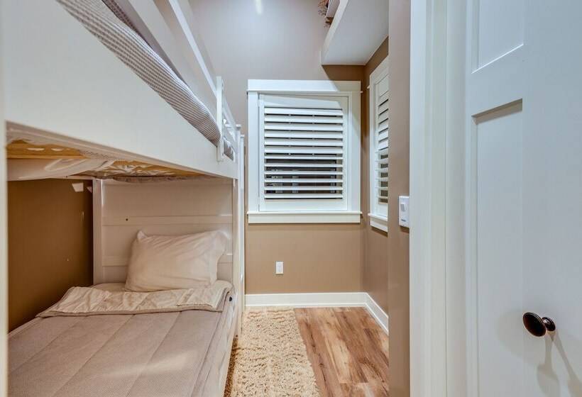 Chic Hideaway W/ Fire Pit < 2 Miles To Beach!