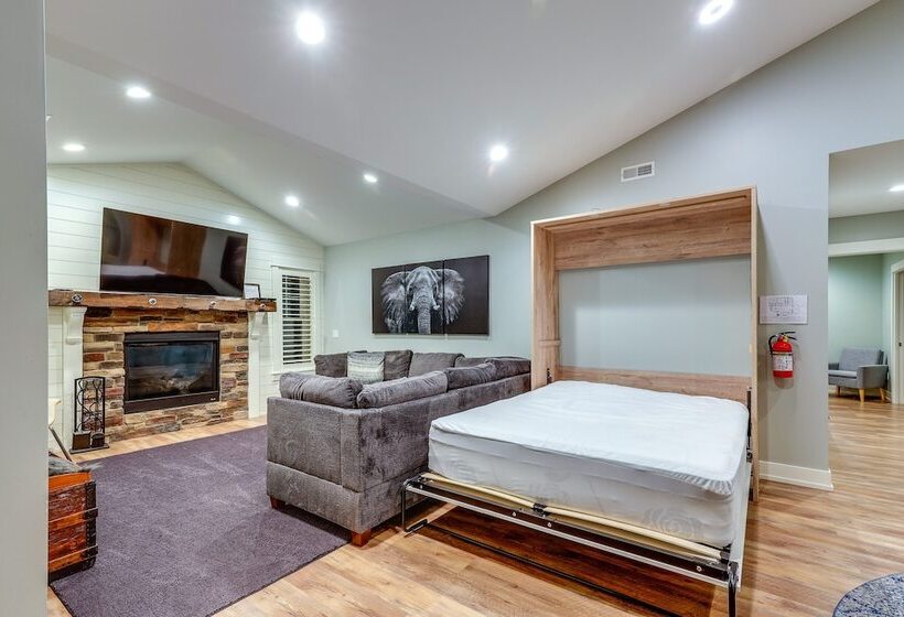 Chic Hideaway W/ Fire Pit < 2 Miles To Beach!