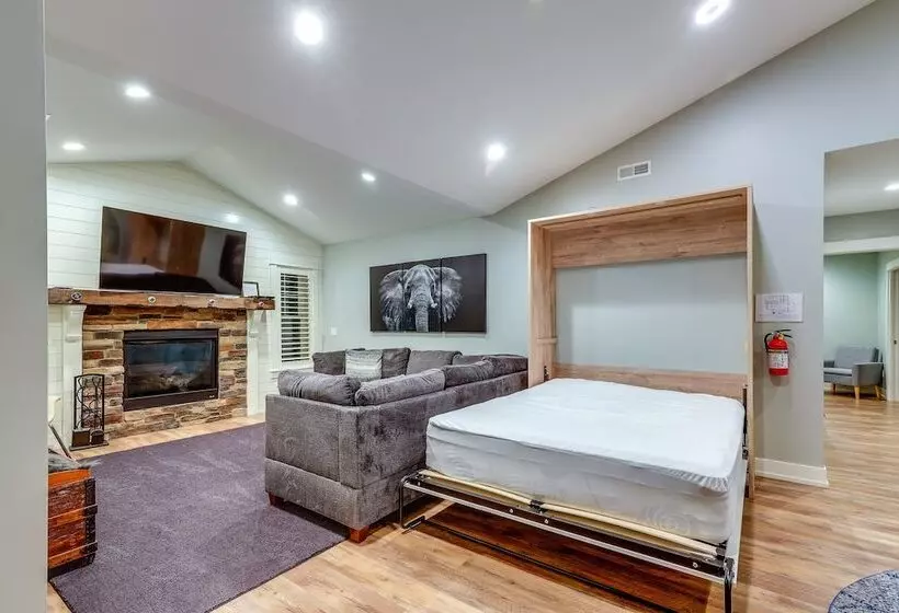 Chic Hideaway W/ Fire Pit < 2 Miles To Beach!