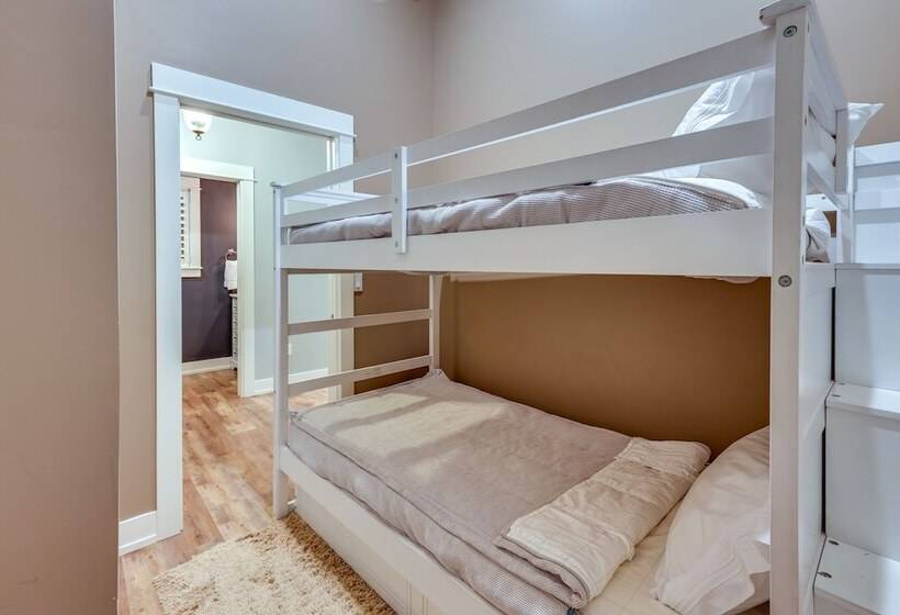 Chic Hideaway W/ Fire Pit < 2 Miles To Beach!