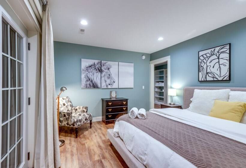 Chic Hideaway W/ Fire Pit < 2 Miles To Beach!