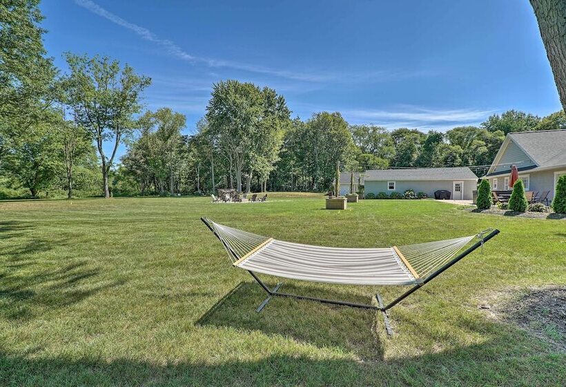 Chic Hideaway W/ Fire Pit < 2 Miles To Beach!