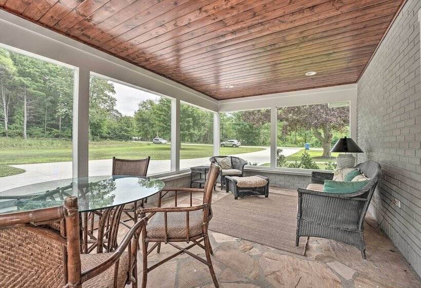 Chic Hideaway W/ Fire Pit < 2 Miles To Beach!