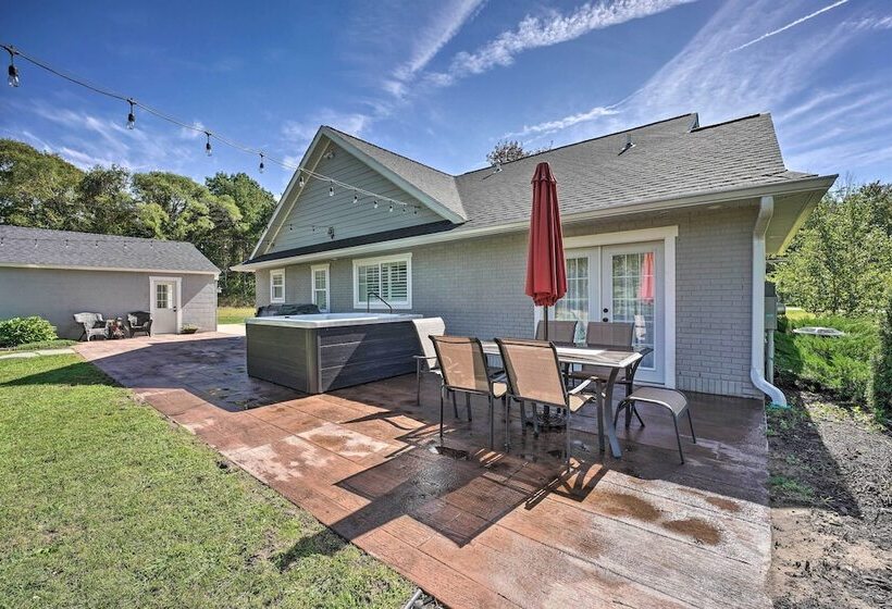 Chic Hideaway W/ Fire Pit < 2 Miles To Beach!