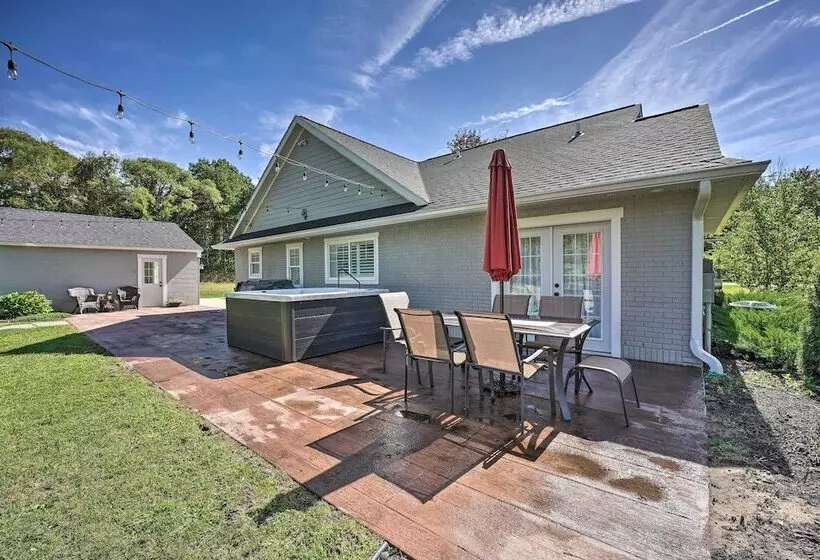 Chic Hideaway W/ Fire Pit < 2 Miles To Beach!