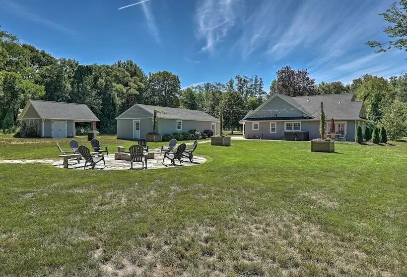 Chic Hideaway W/ Fire Pit < 2 Miles To Beach!