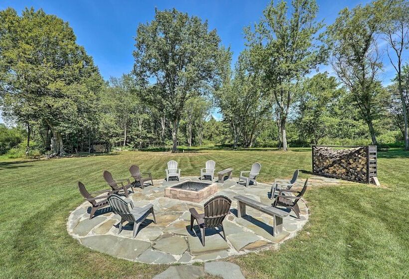 Chic Hideaway W/ Fire Pit < 2 Miles To Beach!