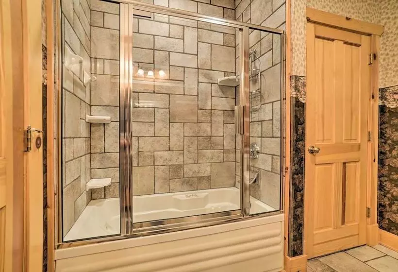 Custom Cabin W/ 12 Acres On Dale Hollow Lake!