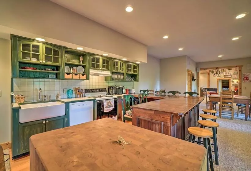 Custom Cabin W/ 12 Acres On Dale Hollow Lake!