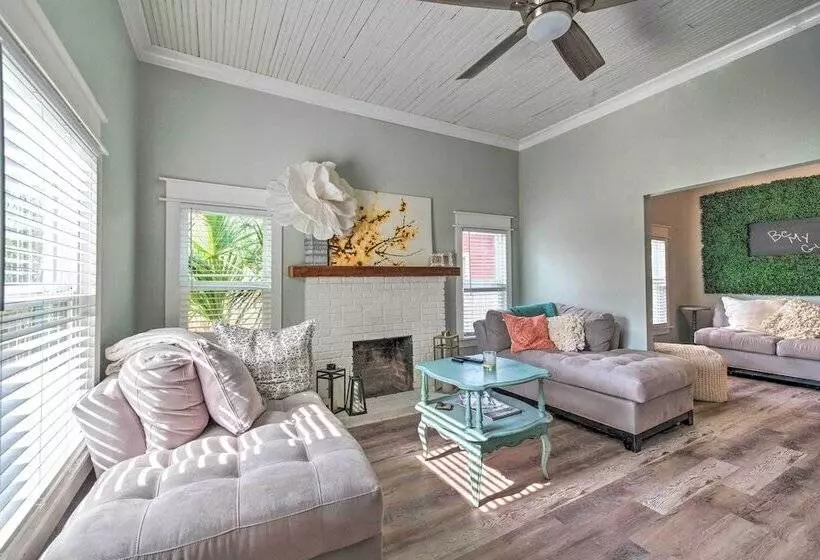 Walk To River & Shops: Downtown Dunnellon Escape