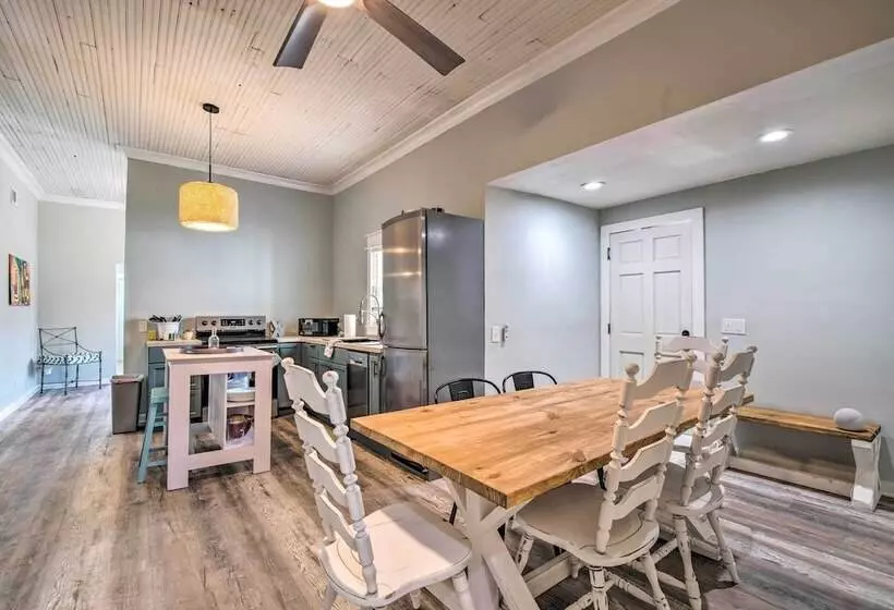 Walk To River & Shops: Downtown Dunnellon Escape