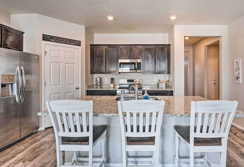 Dreamy Windsor Home With Grill ~ 3 Miles To Lake!