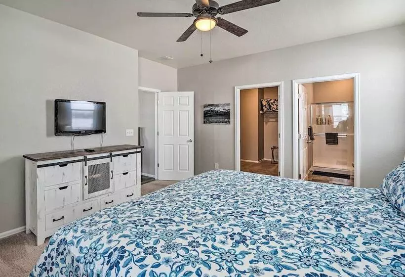 Dreamy Windsor Home With Grill ~ 3 Miles To Lake!