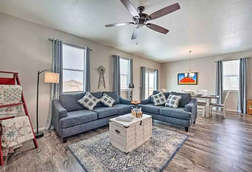 Dreamy Windsor Home With Grill ~ 3 Miles To Lake!