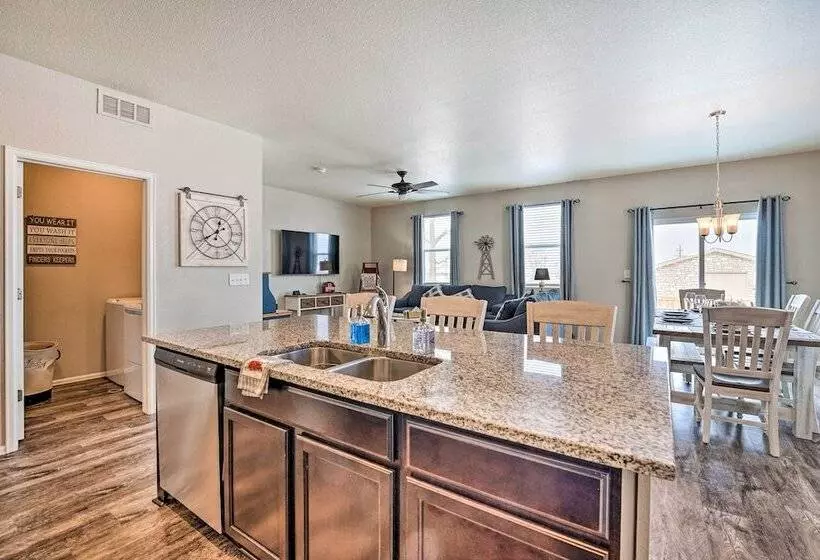 Dreamy Windsor Home With Grill ~ 3 Miles To Lake!