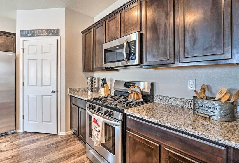 Dreamy Windsor Home With Grill ~ 3 Miles To Lake!