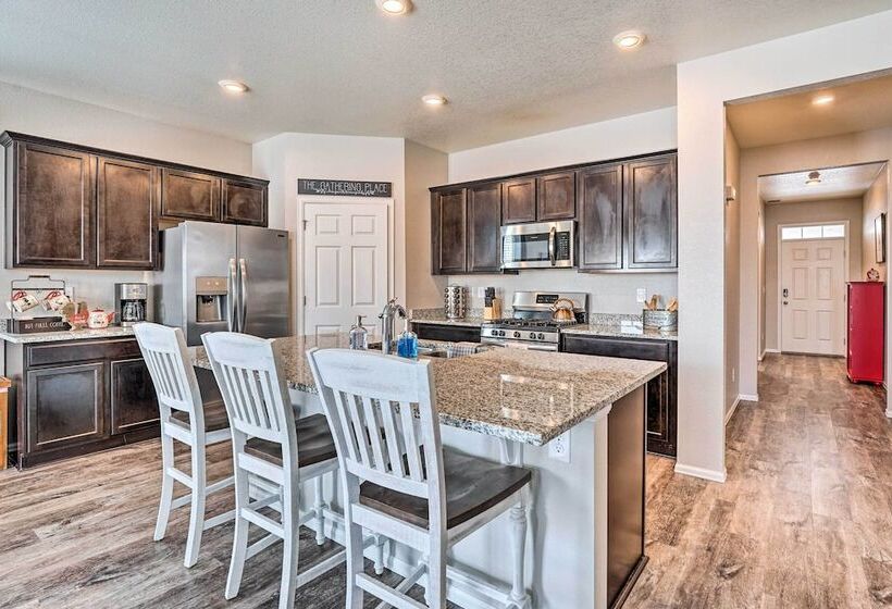 Dreamy Windsor Home With Grill ~ 3 Miles To Lake!