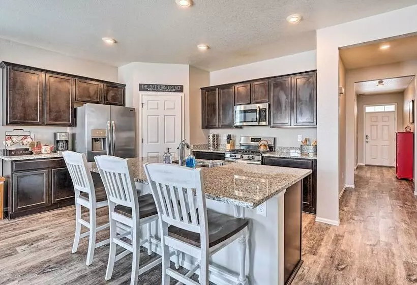 Dreamy Windsor Home With Grill ~ 3 Miles To Lake!