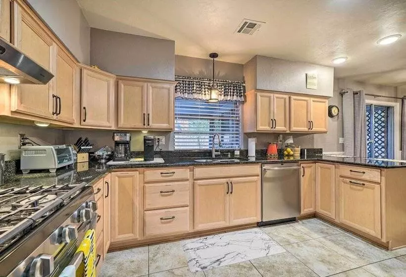 Home W/ Screened Porch ~ 10 Miles To Dtwn Okc!