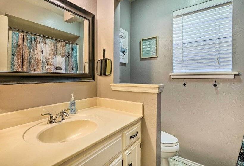 Home W/ Screened Porch ~ 10 Miles To Dtwn Okc!