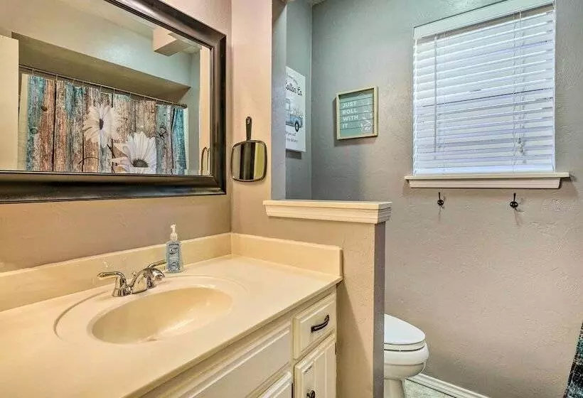 Home W/ Screened Porch ~ 10 Miles To Dtwn Okc!