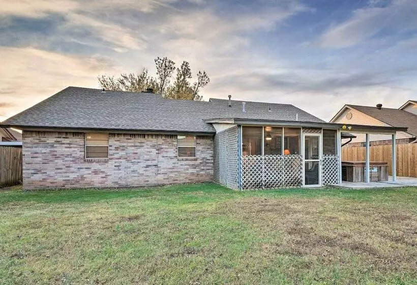 Home W/ Screened Porch ~ 10 Miles To Dtwn Okc!
