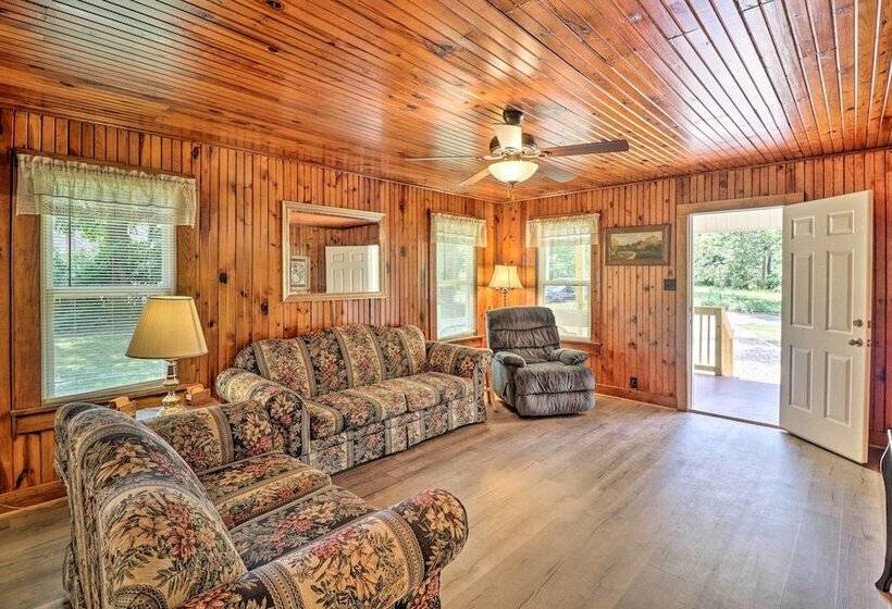 1/2 Mi To Oaklawn Casino: Hot Springs Getaway!