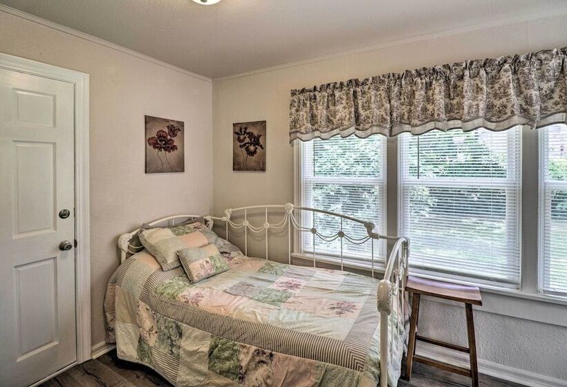 1/2 Mi To Oaklawn Casino: Hot Springs Getaway!